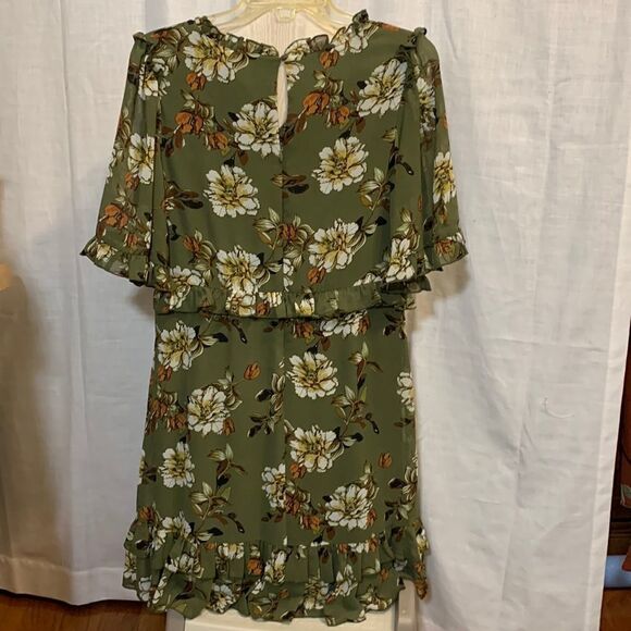 Size medium floral BoHo dress. Two rows of ruffles at the bottom and one - Picture 1 of 9